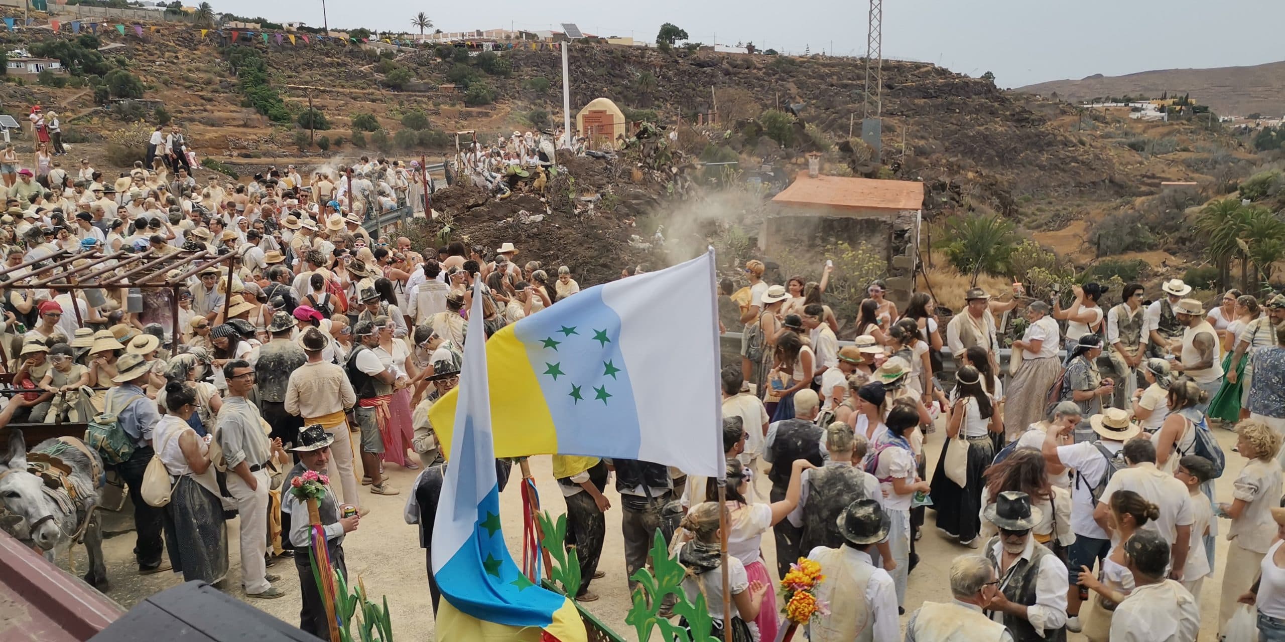 Agüimes se tiñe de amarillo en la 49ª Traía del Gofio y del Agua.