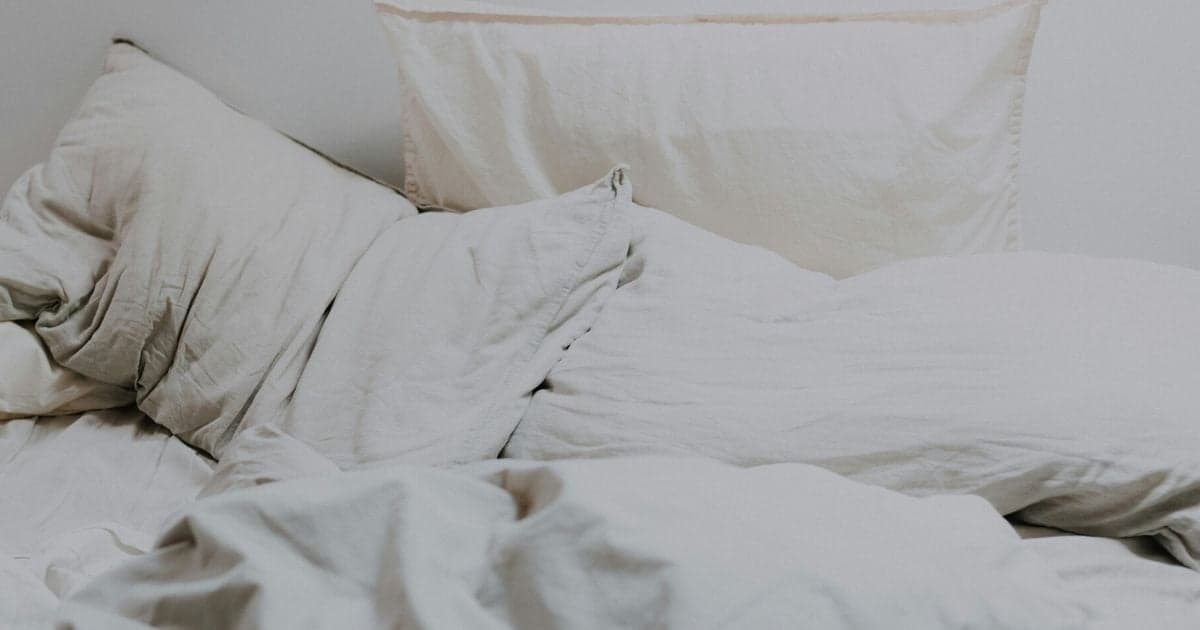 Nous changeons nos draps chaque semaine, mais la science révèle que nous négligeons un détail essentiel