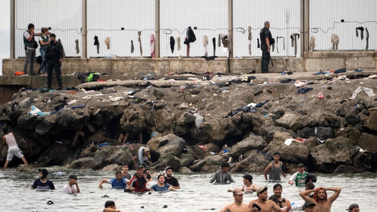 Un mando de la Guardia Civil dice que dejó abierta la frontera en Ceuta para evitar muertes
