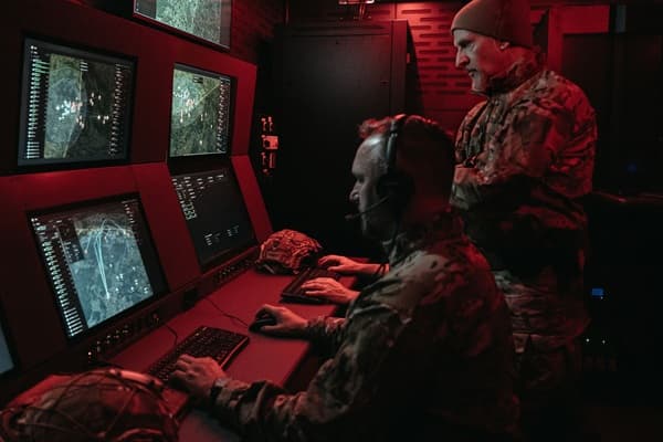 Spécialiste de l’IA militaire, Helsing AI dévoile un nouveau système de défense aérienne pour contrer les attaques saturantes